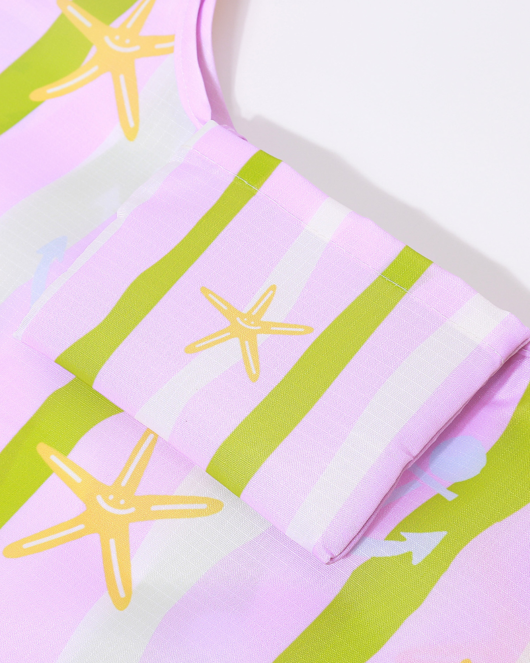 Close up view of the inner pocket of the reusable bag