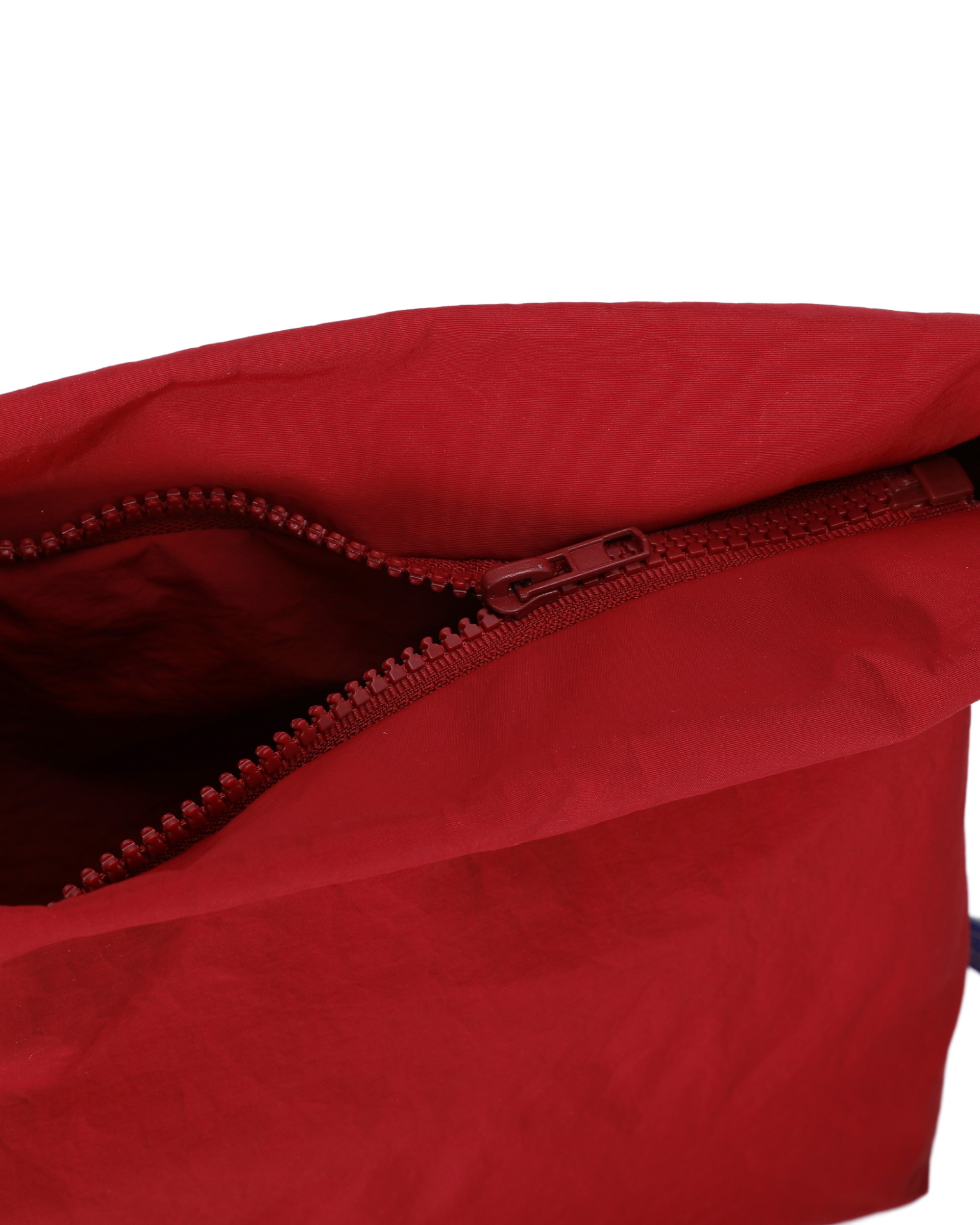 a close look at the zipper for the main compartment