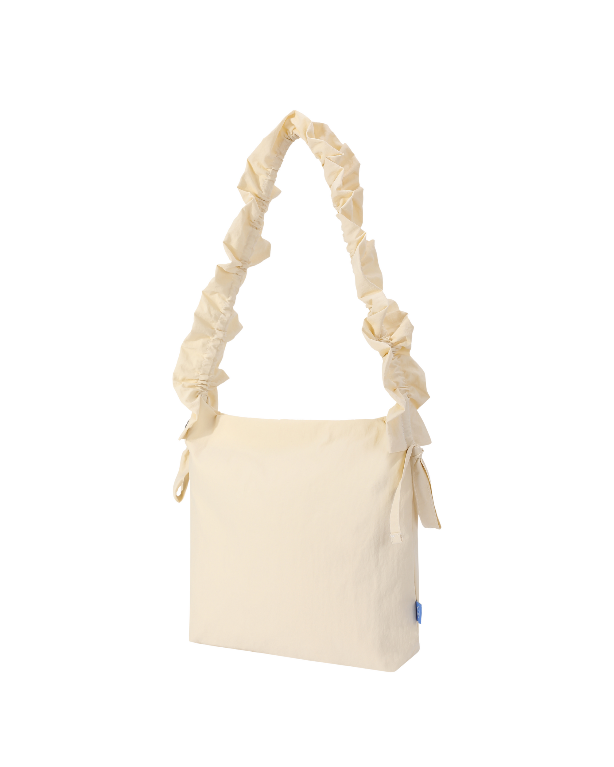 Photography picture of the petal bag in cream