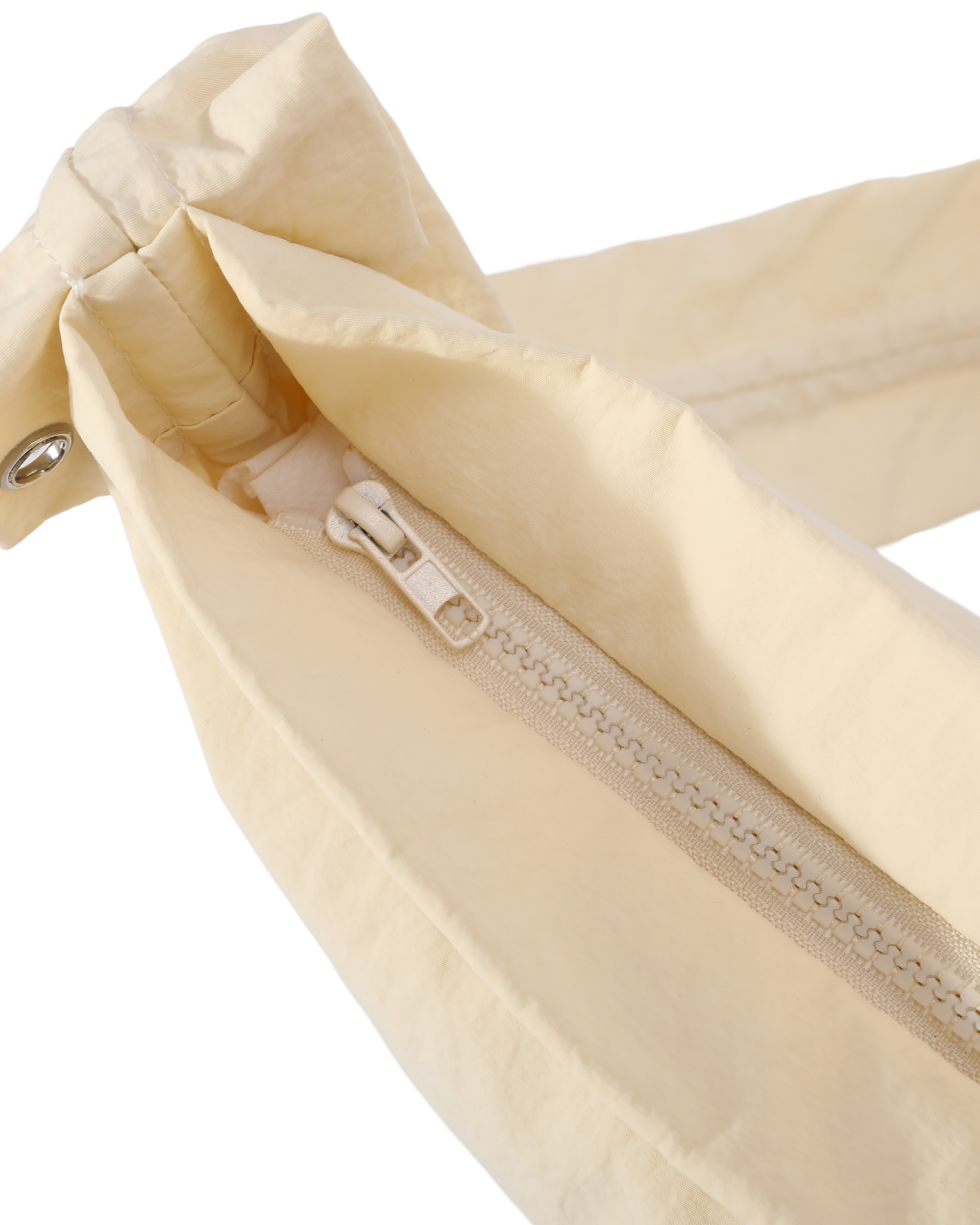 close up look at the zipper on the petal bag