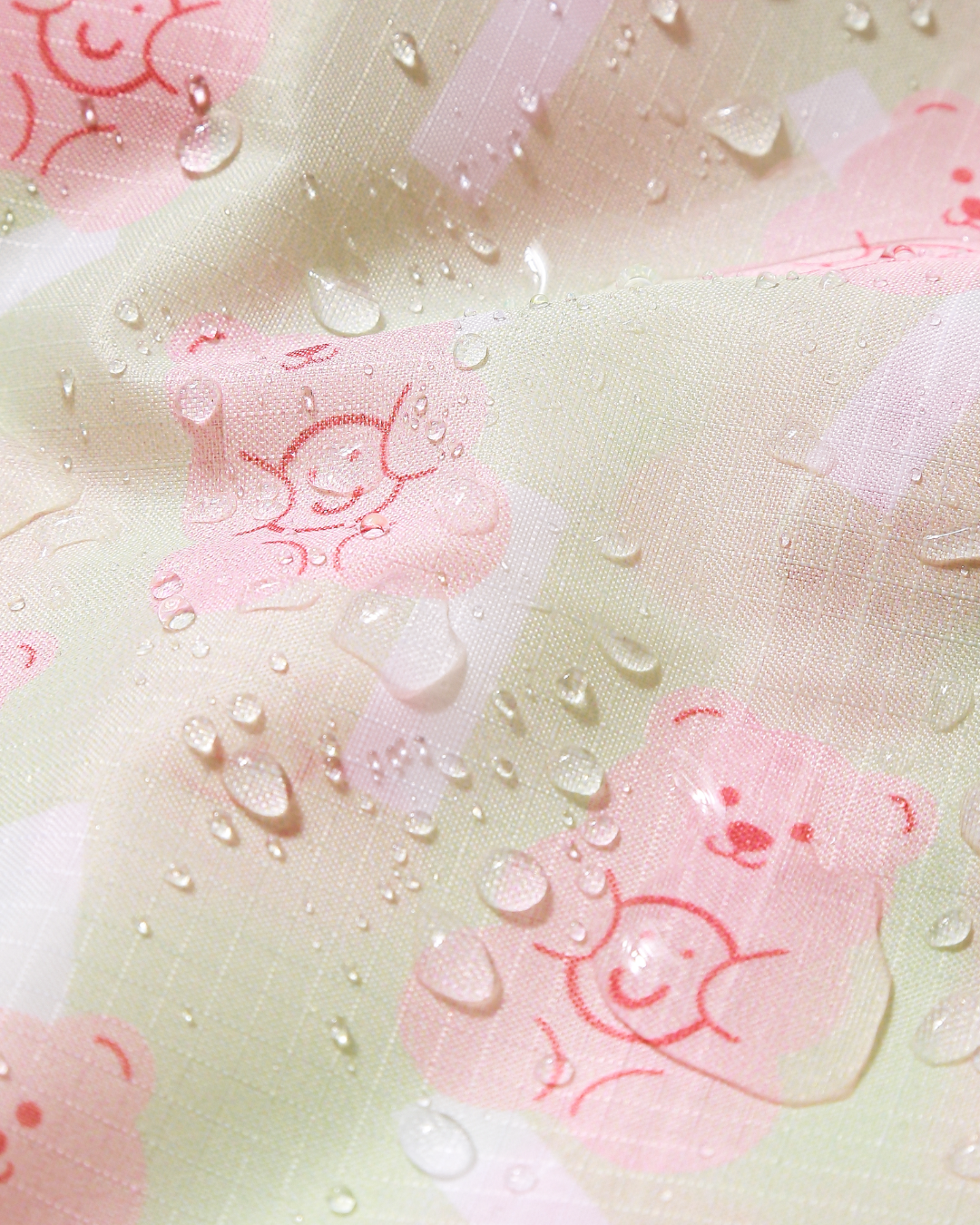 a close look at the waterproof property of the reusable bag with water droplets