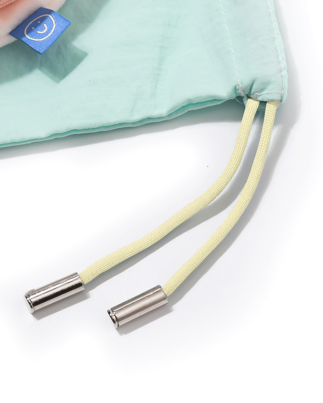 drawstring details on the inner bag