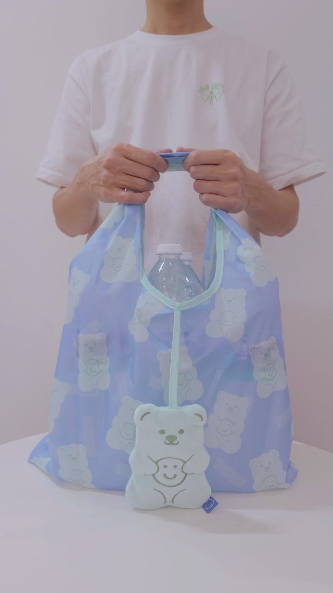 video of how much the reusable bag can fit