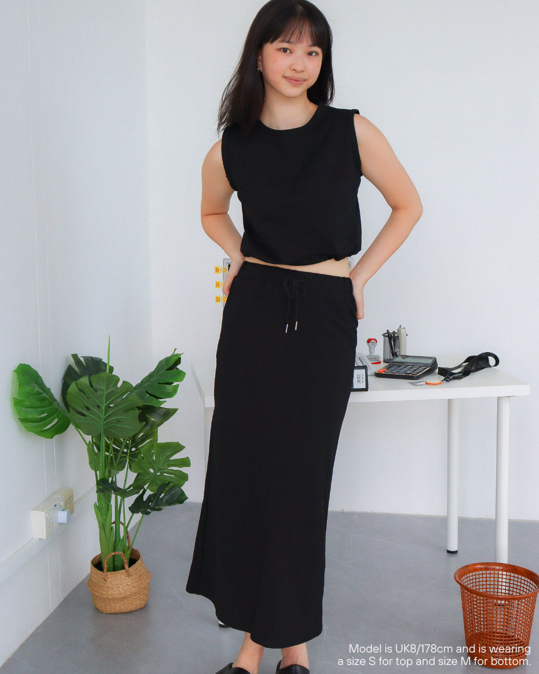 SIGNATURE/ Sizeable Sleeveless Crop in Black
