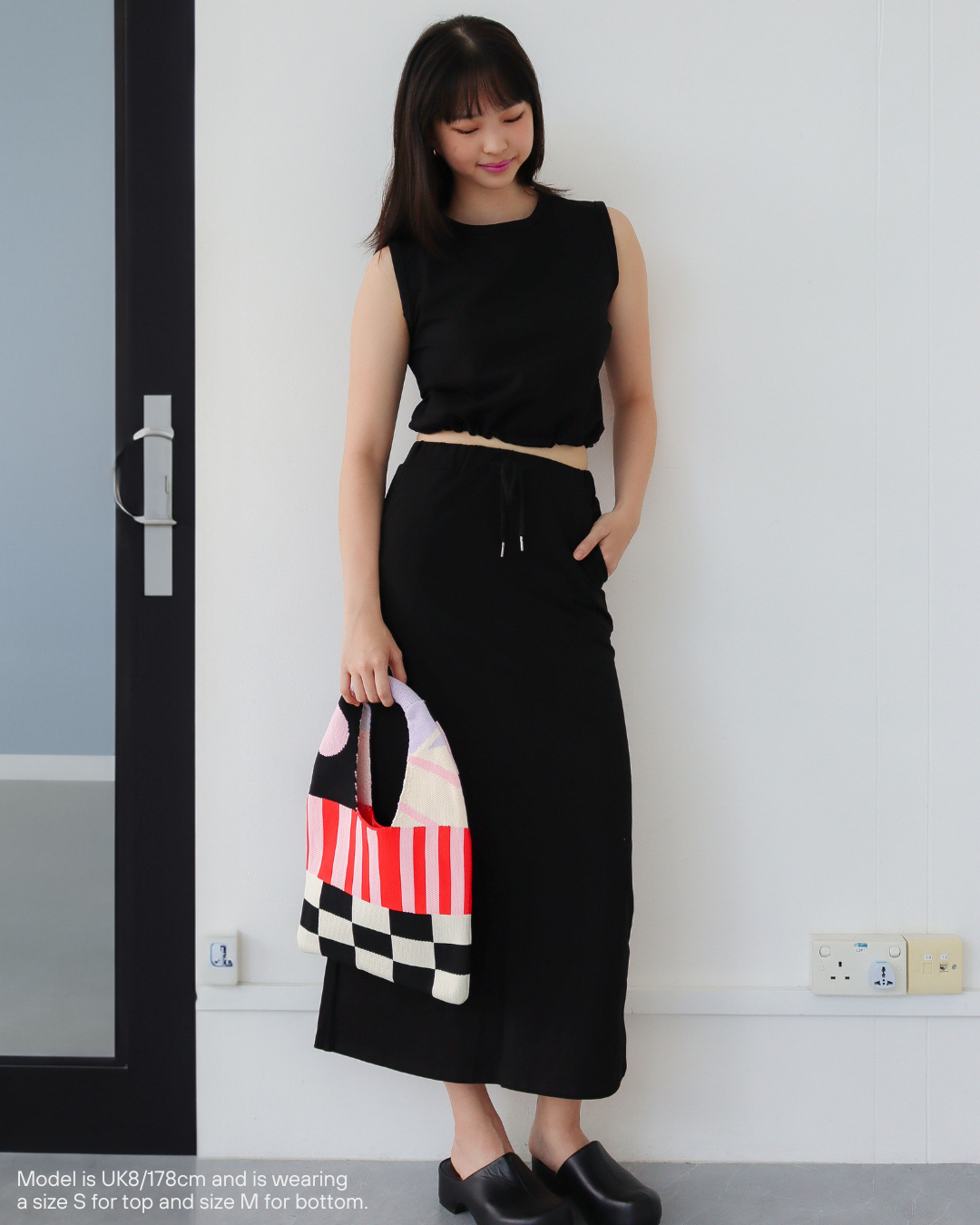 Signature Sizeable Sleeveless Crop in Black