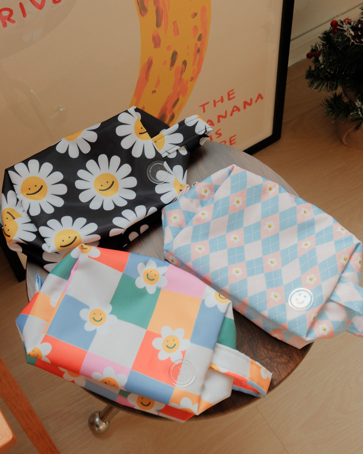 Black Daisy Flower Big Pouch