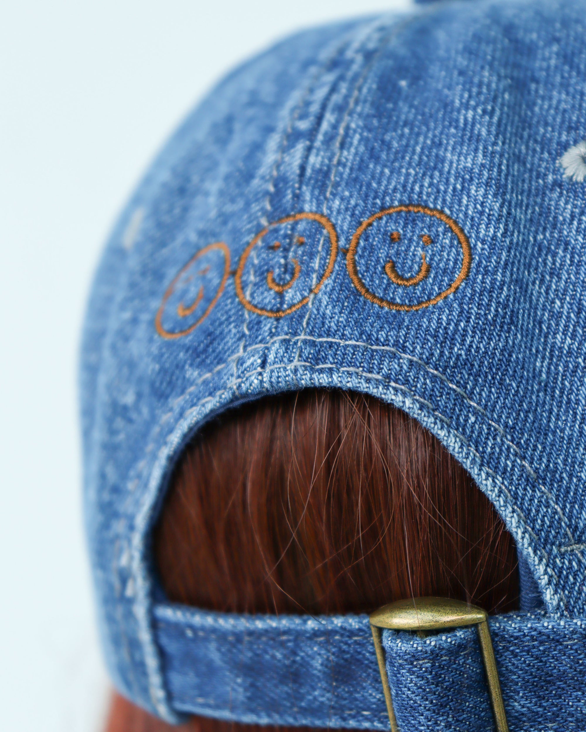 SIGNATURE / Mid-Wash Denim Cap