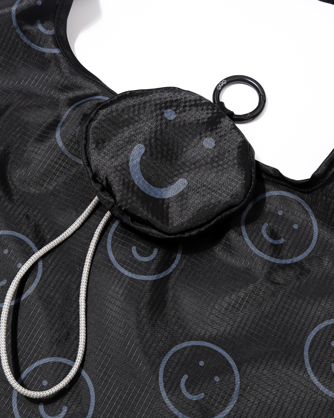 Close up view of the pouch on the reusable bag