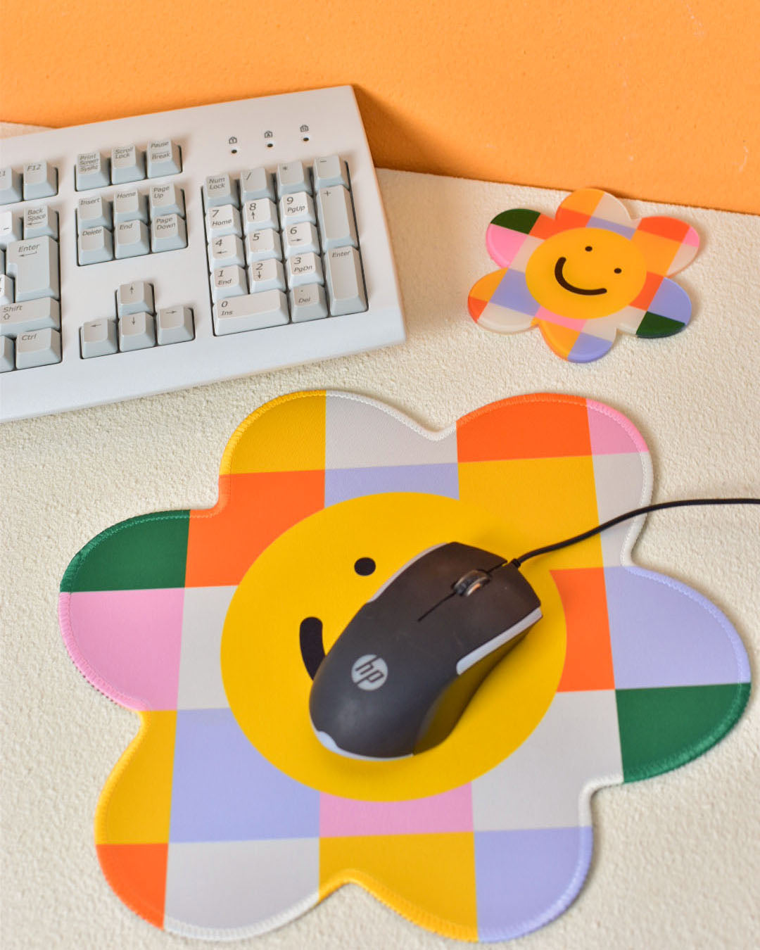 a mouse on the checkered flower mousepad