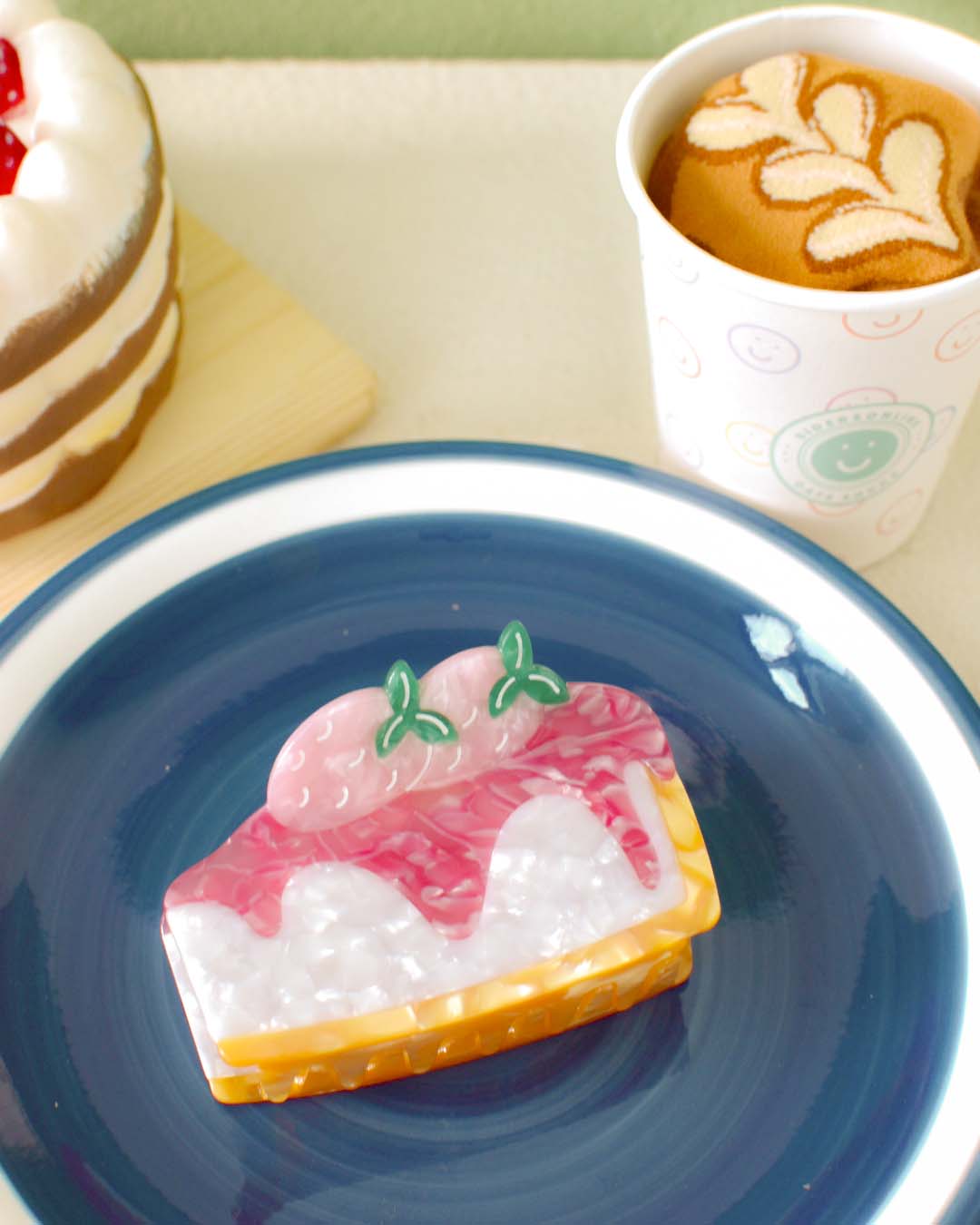 a top view of the strawberry cheesecake claw clip